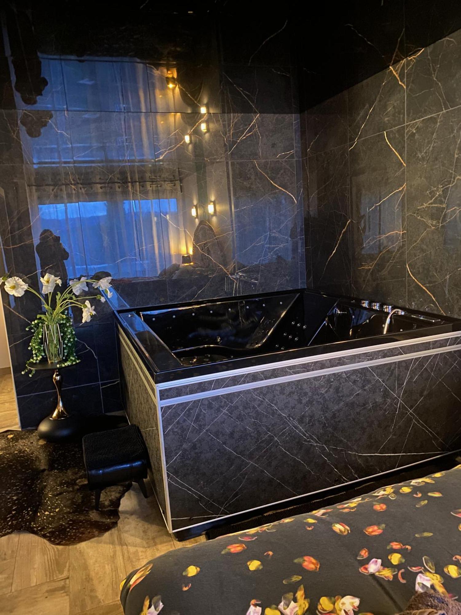 La Ronde Des Bois - Romance Et Bien Etre - Jacuzzi Privatif-Piscine-Patio Mellecey 외부 사진